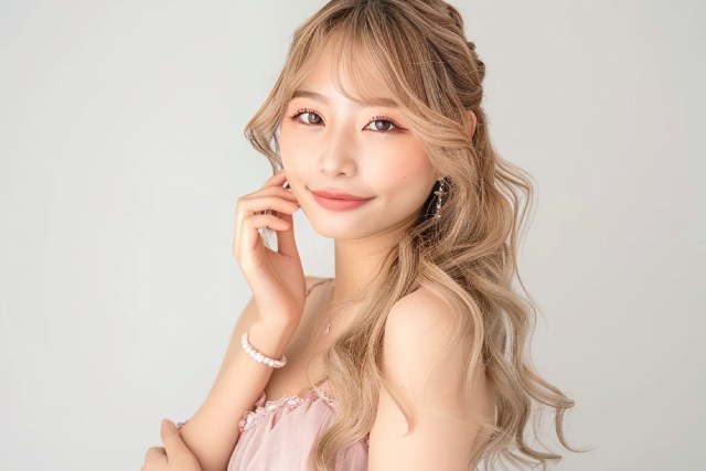 ピンク色のドレスを着た金髪ロングのキャバ嬢