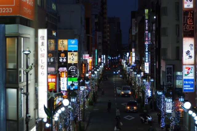 立川市の繁華街の夜の風景