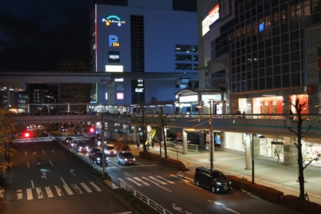 夜の立川駅周辺の風景