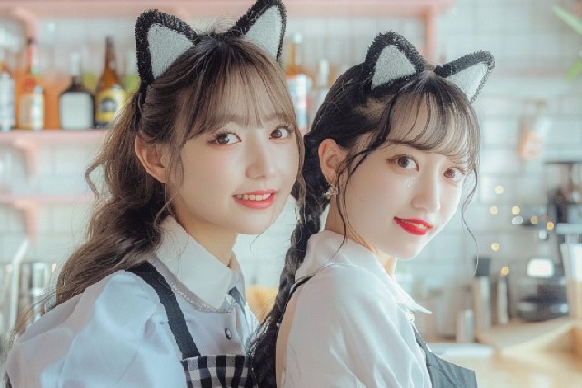 猫耳をつけた女性2人