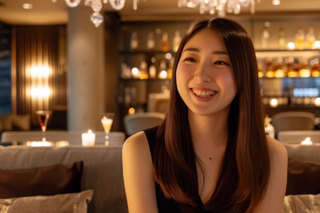 高級ラウンジの中で誰かと話している女性