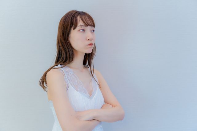 ふてくされている女性