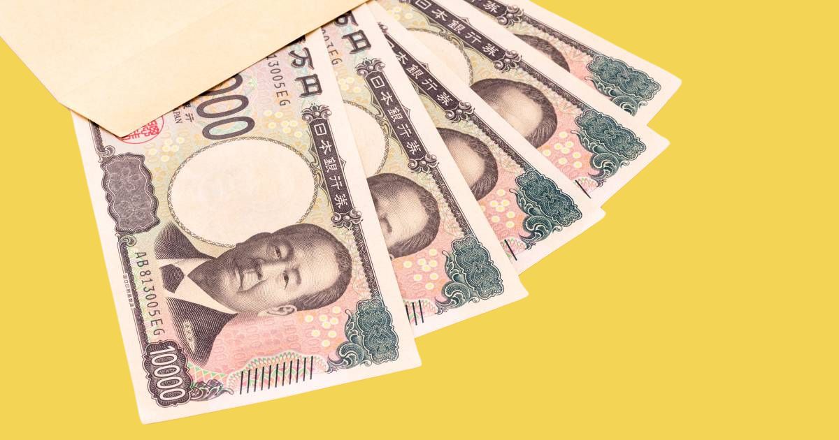 渋沢栄一の新1万円札が5枚並べられている写真