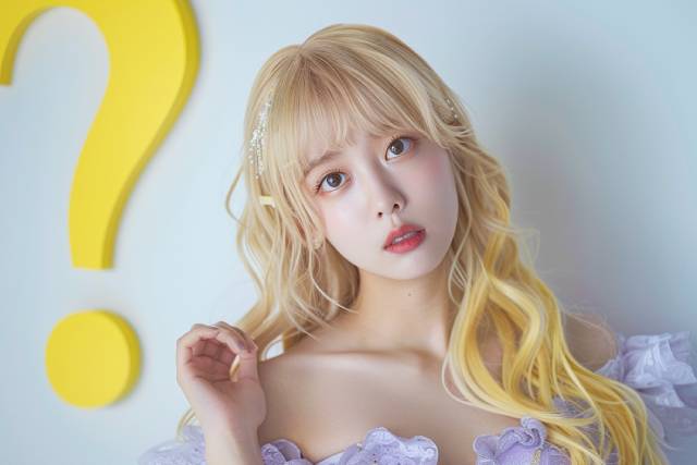 首をかしげる金髪ウェーブヘアのキャバ嬢と黄色いクエスチョンマーク