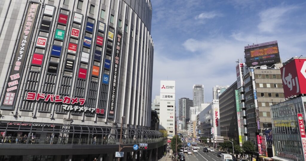 昼間の梅田のビル街
