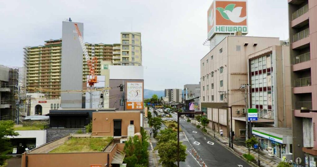曇りの滋賀県草津市街地
