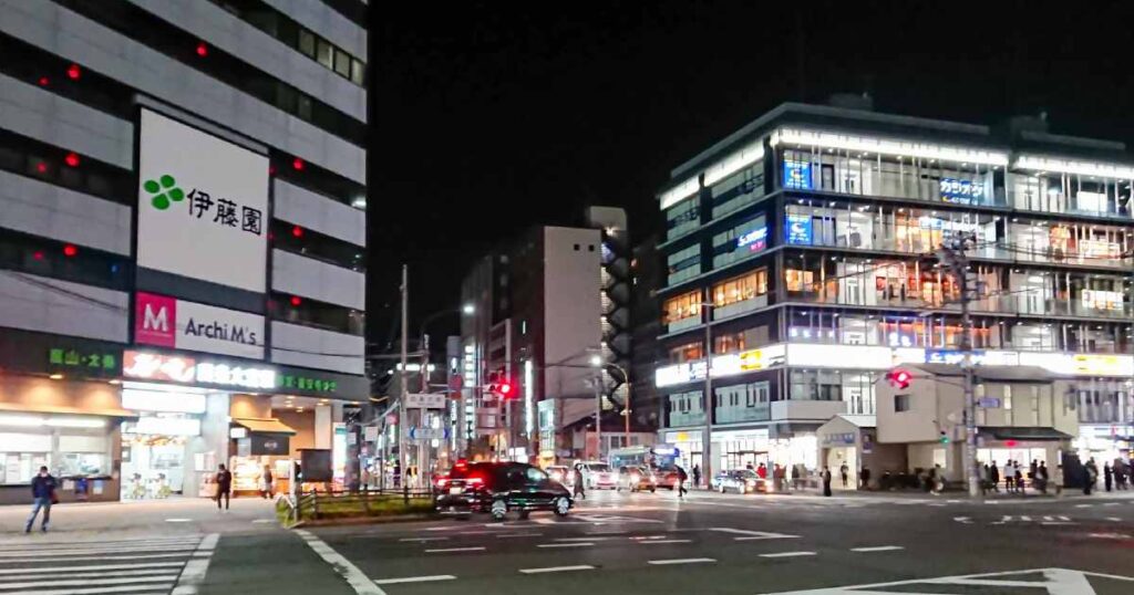 夜の四条大宮の交差点付近