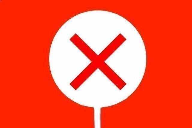 赤い背景とバツマーク