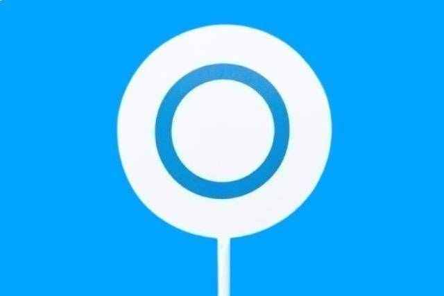 白い枠で囲まれた青い丸のマーク