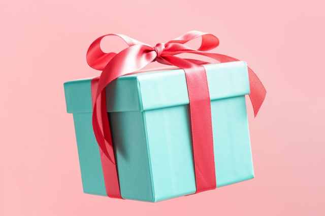 水色の箱に赤いリボンがかかったプレゼントボックス