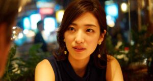 真剣な表情で対面の相手と会話する女性