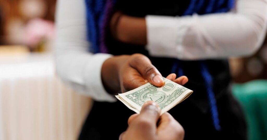 お金を受け取る女性の手元