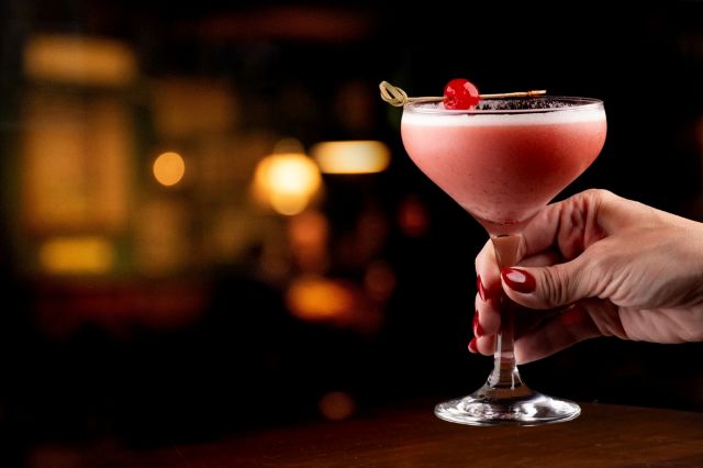 カクテルを持つ女性の手