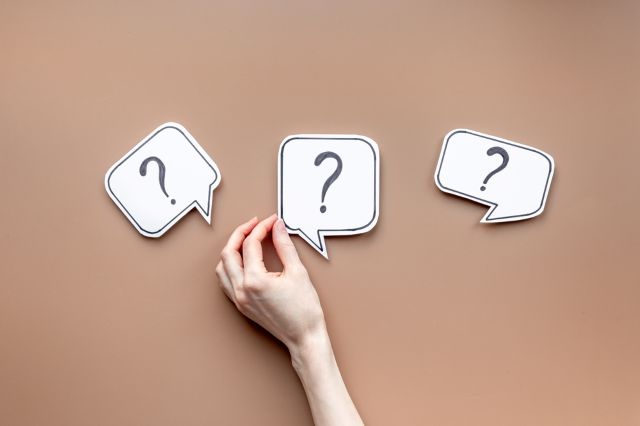 はてなが書かれた吹き出し3つ