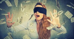 お札の中で目隠しをする女性