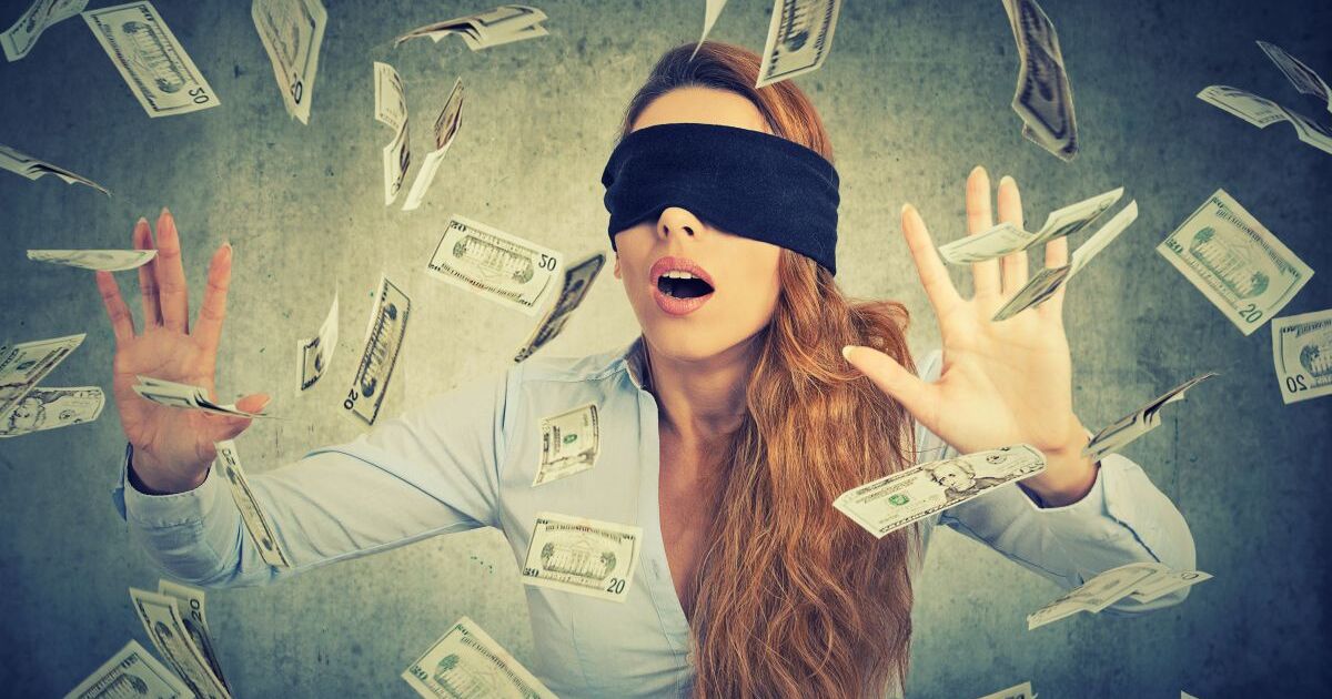 お札の中で目隠しをする女性