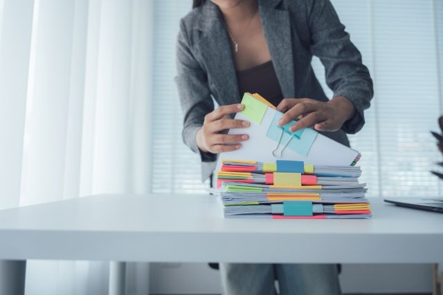 書類を整理する女性