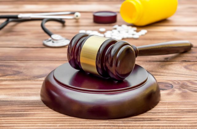 机の上にある裁判官が使う木槌