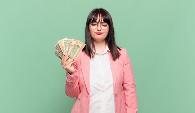 お札を持つ女性