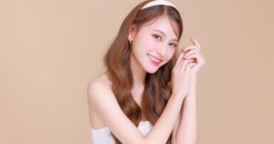 ポーズをしながらこちらを見る女性