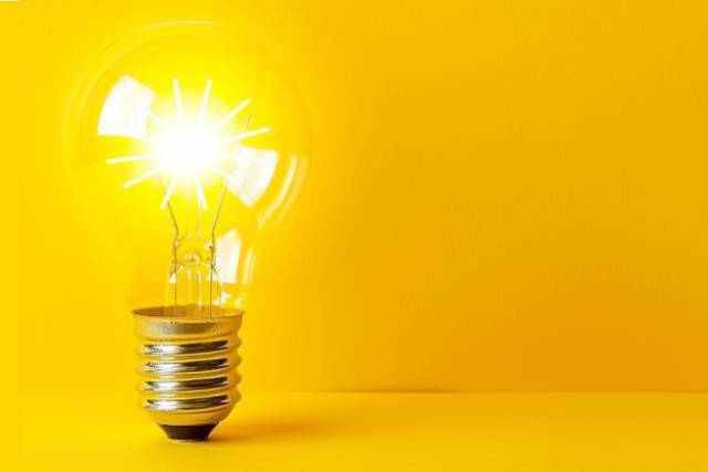 黄色い背景にある電球
