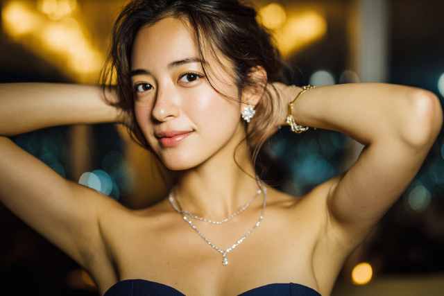 頭に手を当てるドレスの女性