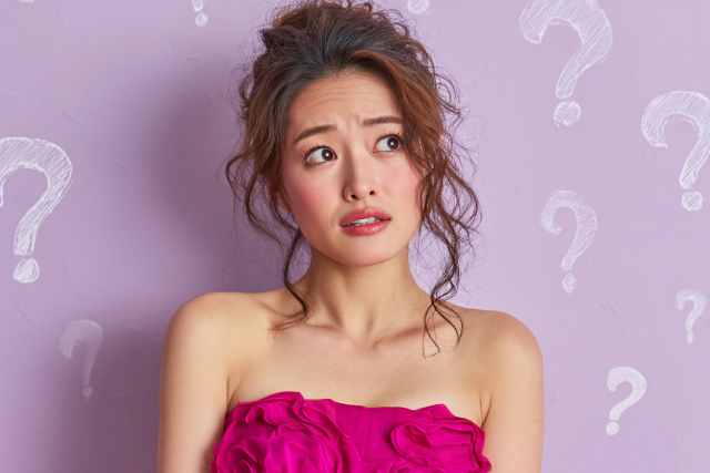はてなマークを浮かべるドレスの女性