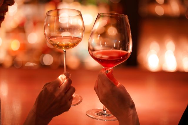 バーでお酒を飲む女性