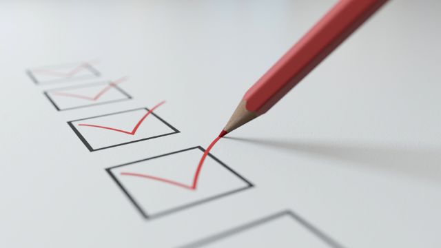 赤鉛筆で書かれたチェックマーク