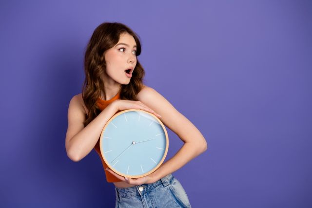 時計を持っている女性