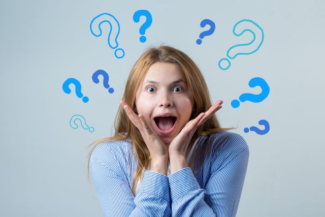 いくつものはてなを浮かべる女性