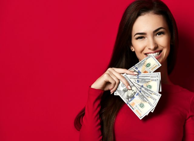 お札を口にくわえる女性