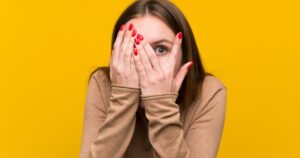 片目を隠す女性