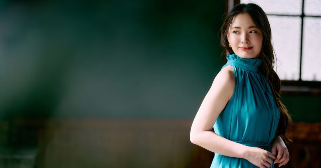 緑色のノースリーブのドレスを着た日本人女性