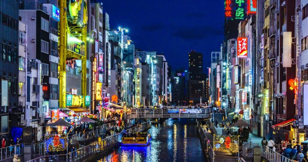 にぎやかな夜のお店