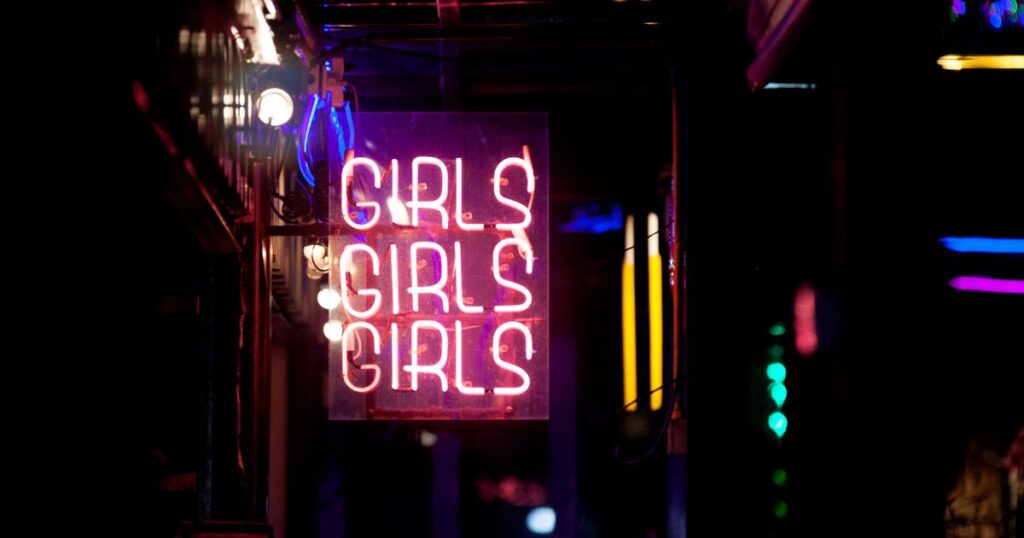ガールズバーのネオン