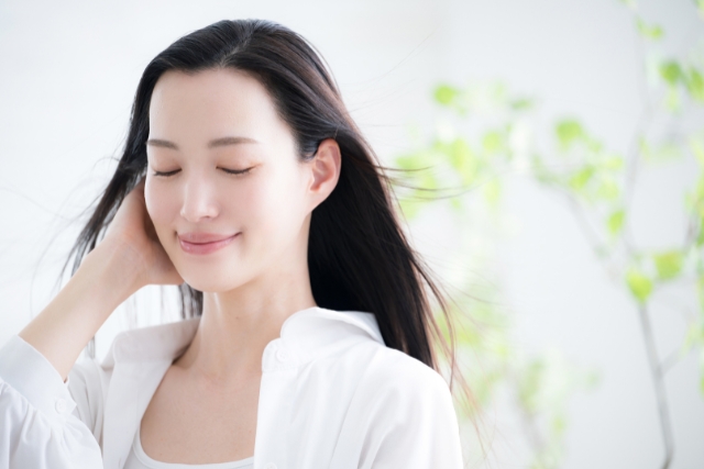 黒のロングヘアが美しい日本人女性