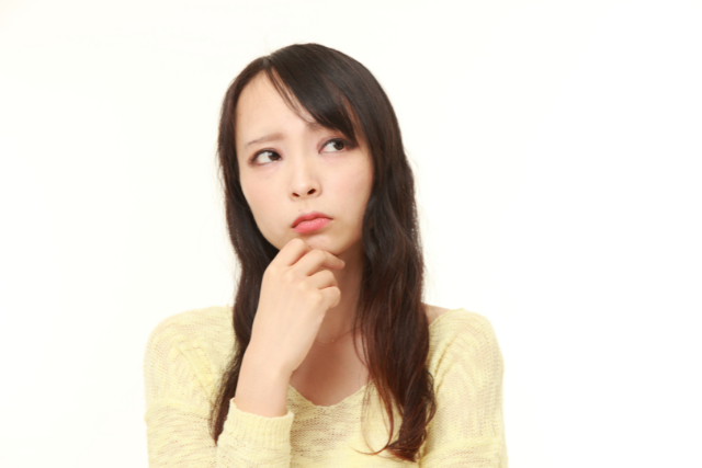 考える女性