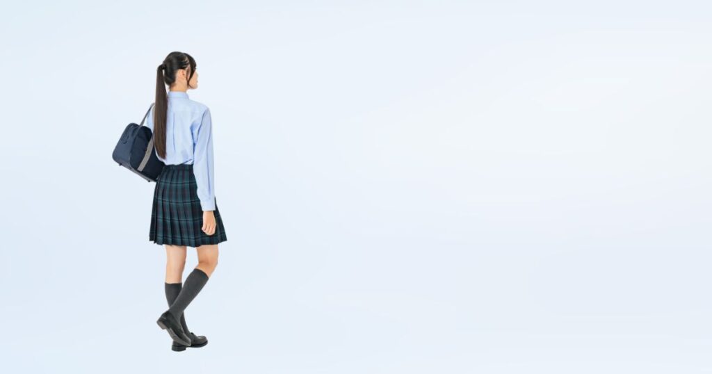 高校の制服を着た女性が向こうを向いている様子