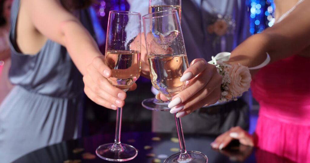 シシャンパンで乾杯する手