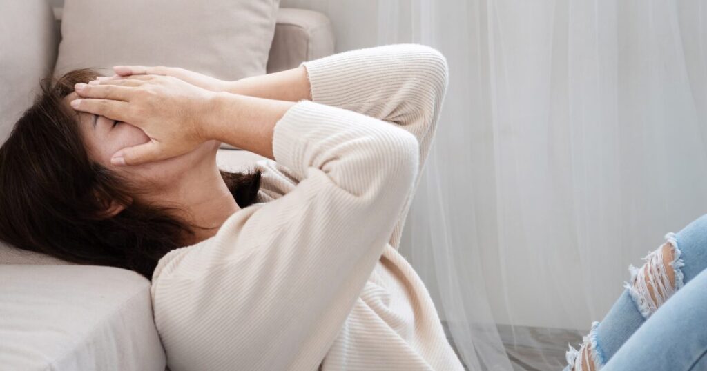 頭を抱える女性