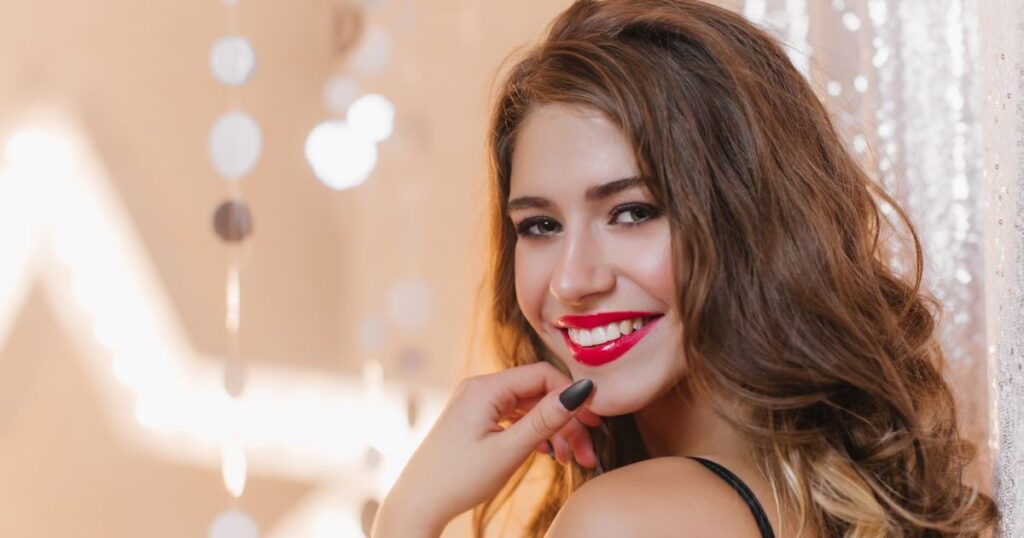 振り返ってこちらを見る女性