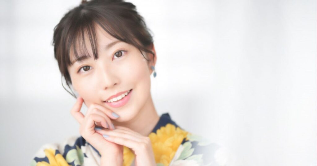 浴衣姿で顎に手を当てて首を傾げる笑顔の女性