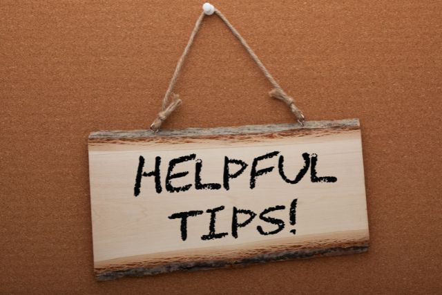 helpful tips　と書かれた木のボード