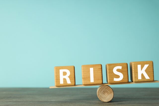 RISKと書かれた木のブロック