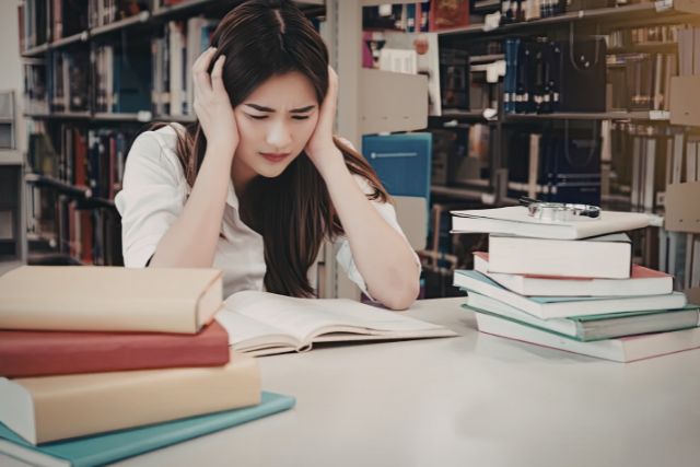 頭を抱える若い日本人女性