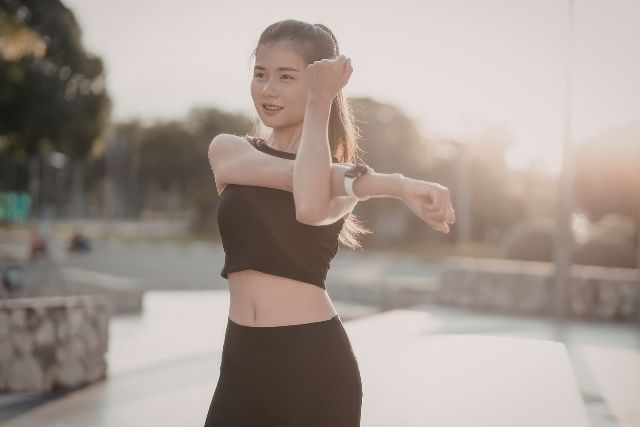 ストレッチする若い女性