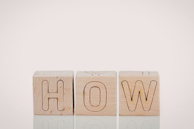 HOWと書かれたブロック