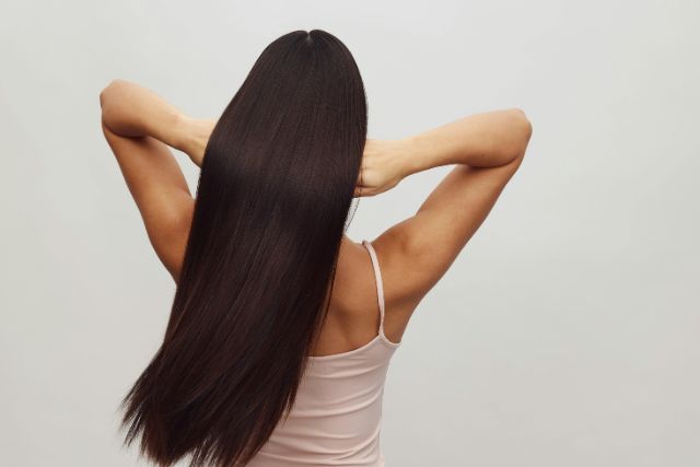 ロングヘアの女性の後ろ姿