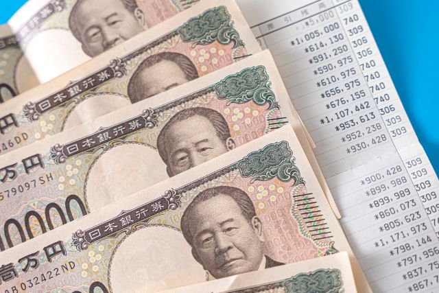 一万円札と通帳